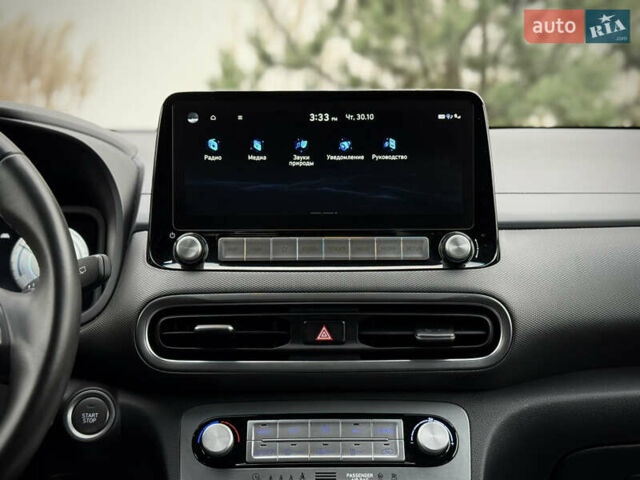 Серый Хендай Kona Electric, объемом двигателя 0 л и пробегом 87 тыс. км за 19552 $, фото 98 на Automoto.ua