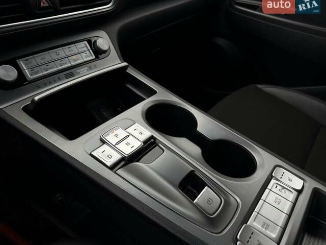 Серый Хендай Kona Electric, объемом двигателя 0 л и пробегом 65 тыс. км за 19900 $, фото 70 на Automoto.ua