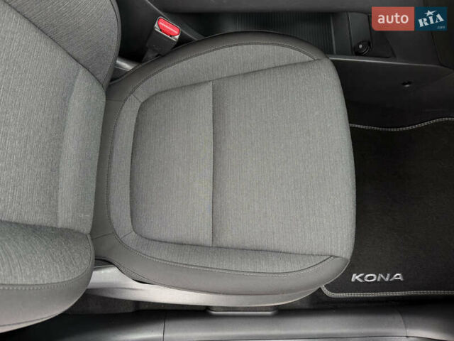 Сірий Хендай Kona Electric, об'ємом двигуна 0 л та пробігом 37 тис. км за 18100 $, фото 29 на Automoto.ua