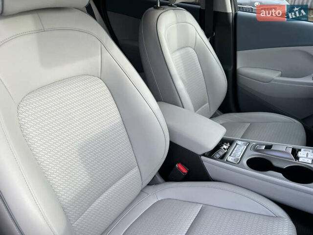 Серый Хендай Kona Electric, объемом двигателя 0 л и пробегом 72 тыс. км за 20154 $, фото 47 на Automoto.ua