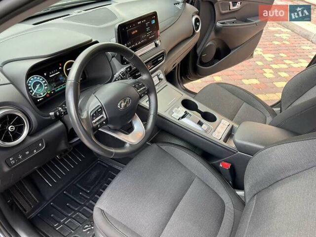 Сірий Хендай Kona Electric, об'ємом двигуна 0 л та пробігом 99 тис. км за 19999 $, фото 53 на Automoto.ua