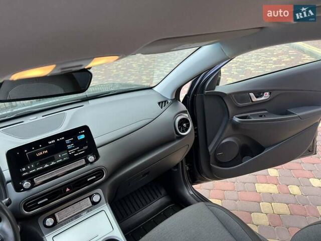Сірий Хендай Kona Electric, об'ємом двигуна 0 л та пробігом 99 тис. км за 19999 $, фото 30 на Automoto.ua