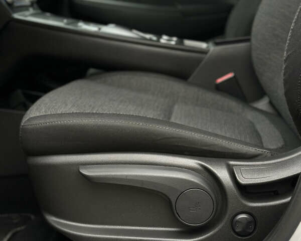 Серый Хендай Kona Electric, объемом двигателя 0 л и пробегом 63 тыс. км за 18450 $, фото 20 на Automoto.ua