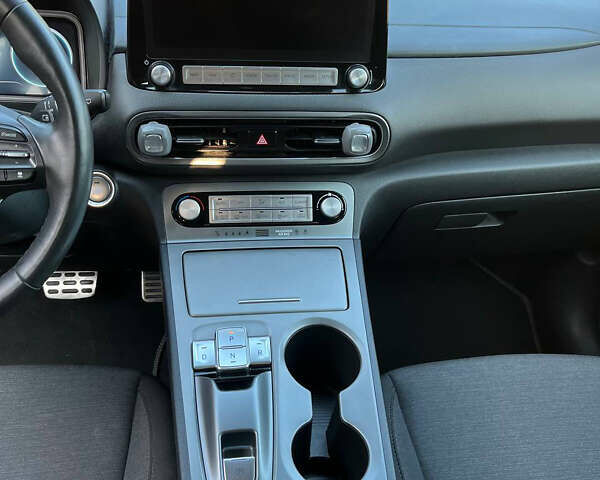 Серый Хендай Kona Electric, объемом двигателя 0 л и пробегом 30 тыс. км за 18000 $, фото 9 на Automoto.ua