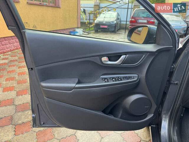 Серый Хендай Kona Electric, объемом двигателя 0 л и пробегом 77 тыс. км за 15999 $, фото 11 на Automoto.ua
