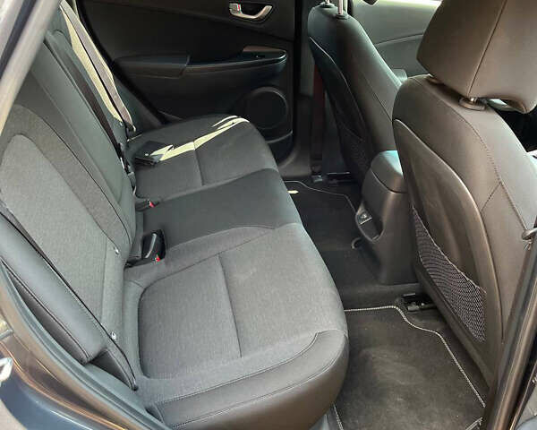 Серый Хендай Kona Electric, объемом двигателя 0 л и пробегом 30 тыс. км за 18000 $, фото 12 на Automoto.ua