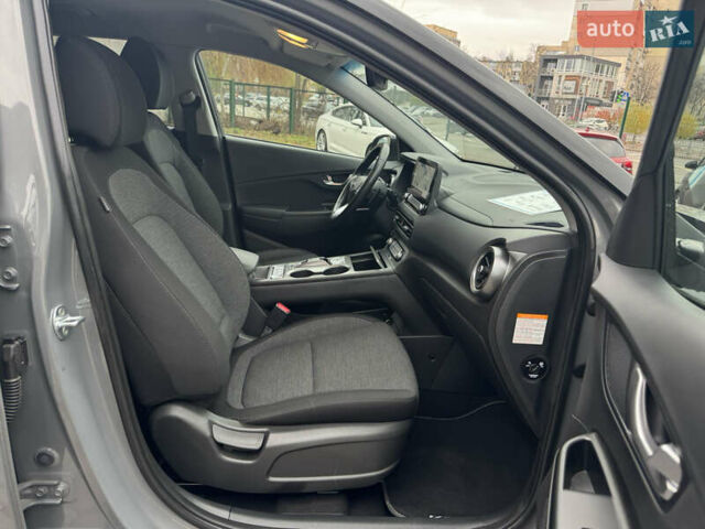 Серый Хендай Kona Electric, объемом двигателя 0 л и пробегом 65 тыс. км за 17999 $, фото 2 на Automoto.ua