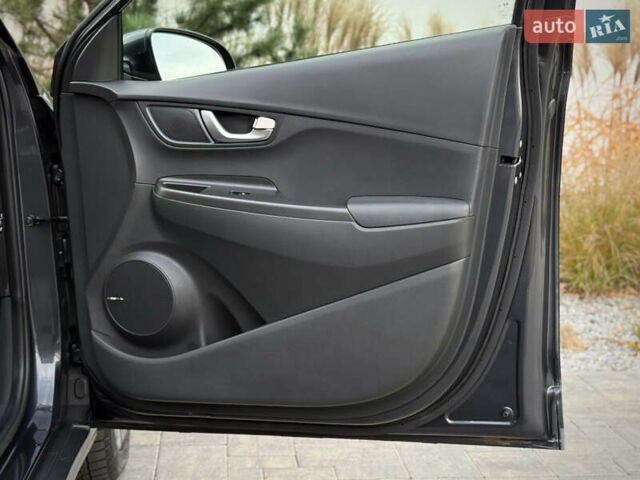 Серый Хендай Kona Electric, объемом двигателя 0 л и пробегом 87 тыс. км за 19552 $, фото 80 на Automoto.ua