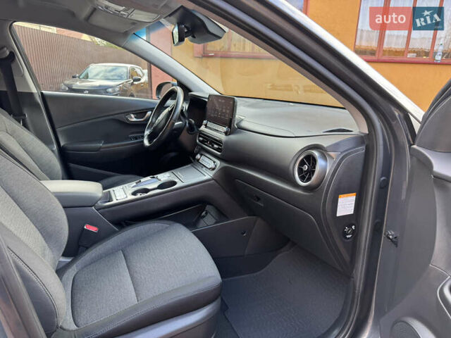 Серый Хендай Kona Electric, объемом двигателя 0 л и пробегом 77 тыс. км за 15999 $, фото 69 на Automoto.ua