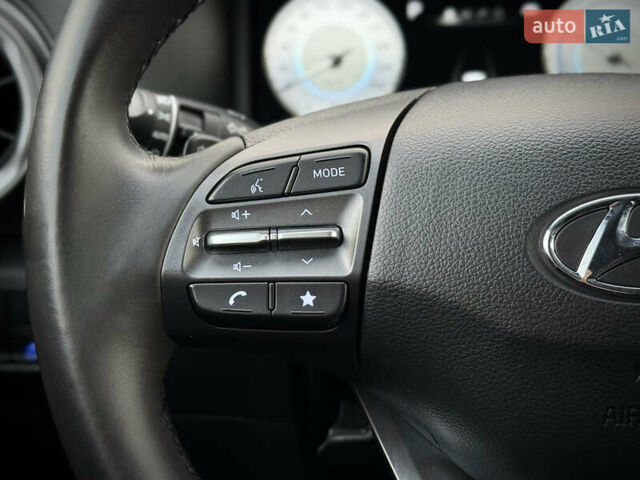 Серый Хендай Kona Electric, объемом двигателя 0 л и пробегом 87 тыс. км за 19552 $, фото 87 на Automoto.ua