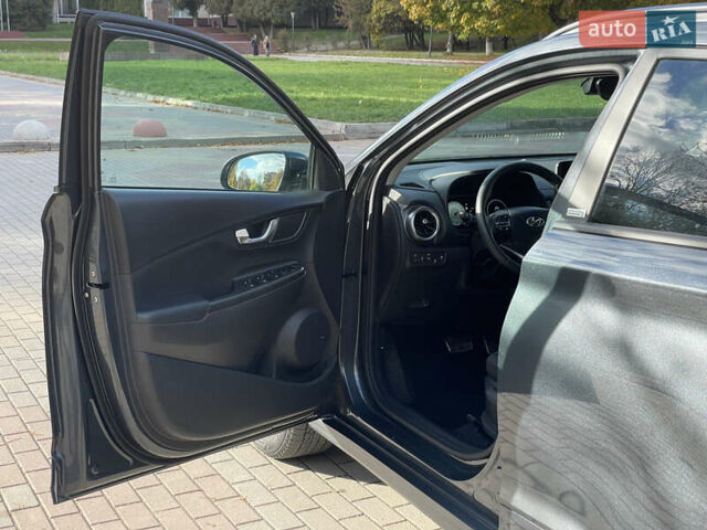 Серый Хендай Kona Electric, объемом двигателя 0 л и пробегом 48 тыс. км за 17390 $, фото 9 на Automoto.ua