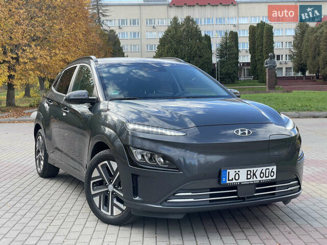 Серый Хендай Kona Electric, объемом двигателя 0 л и пробегом 48 тыс. км за 17390 $, фото 1 на Automoto.ua