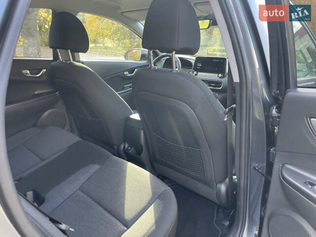 Серый Хендай Kona Electric, объемом двигателя 0 л и пробегом 48 тыс. км за 17390 $, фото 18 на Automoto.ua