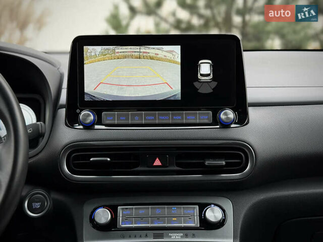 Серый Хендай Kona Electric, объемом двигателя 0 л и пробегом 87 тыс. км за 19552 $, фото 95 на Automoto.ua