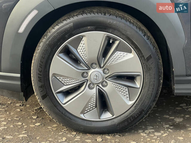 Серый Хендай Kona Electric, объемом двигателя 0 л и пробегом 72 тыс. км за 20154 $, фото 23 на Automoto.ua