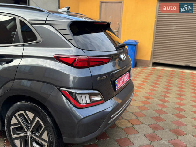 Серый Хендай Kona Electric, объемом двигателя 0 л и пробегом 77 тыс. км за 15999 $, фото 48 на Automoto.ua