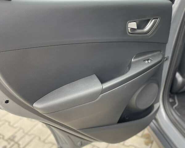 Серый Хендай Kona Electric, объемом двигателя 0 л и пробегом 47 тыс. км за 15950 $, фото 16 на Automoto.ua