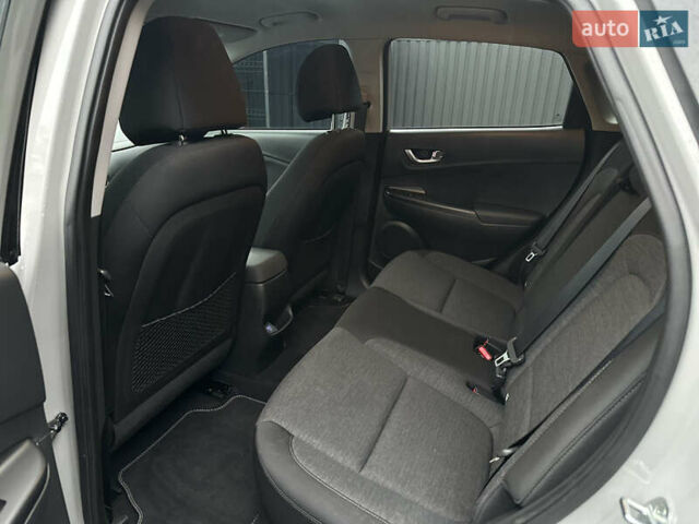 Серый Хендай Kona Electric, объемом двигателя 0 л и пробегом 63 тыс. км за 17900 $, фото 32 на Automoto.ua