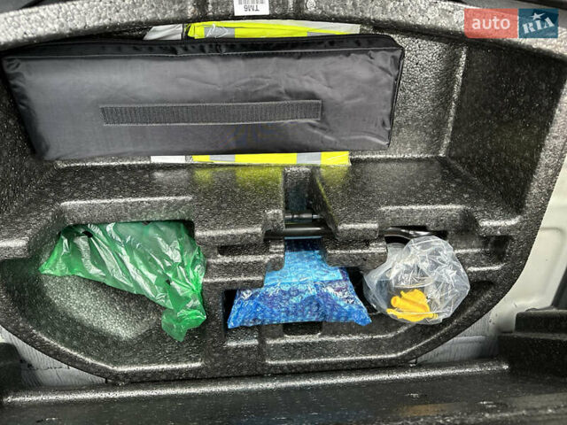 Серый Хендай Kona Electric, объемом двигателя 0 л и пробегом 63 тыс. км за 18450 $, фото 41 на Automoto.ua