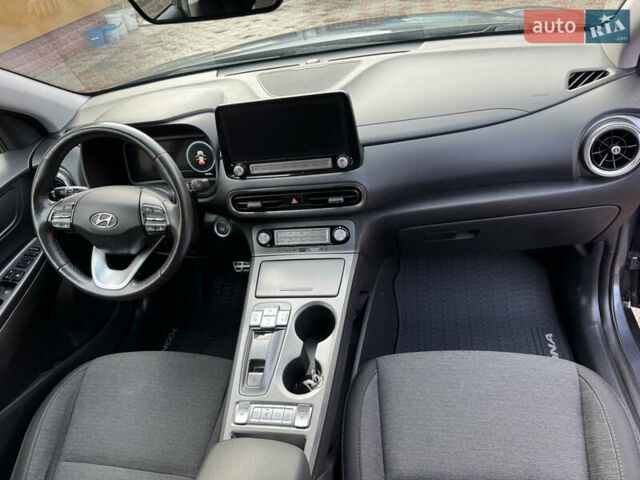Серый Хендай Kona Electric, объемом двигателя 0 л и пробегом 77 тыс. км за 15999 $, фото 34 на Automoto.ua