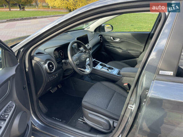 Серый Хендай Kona Electric, объемом двигателя 0 л и пробегом 48 тыс. км за 17390 $, фото 12 на Automoto.ua