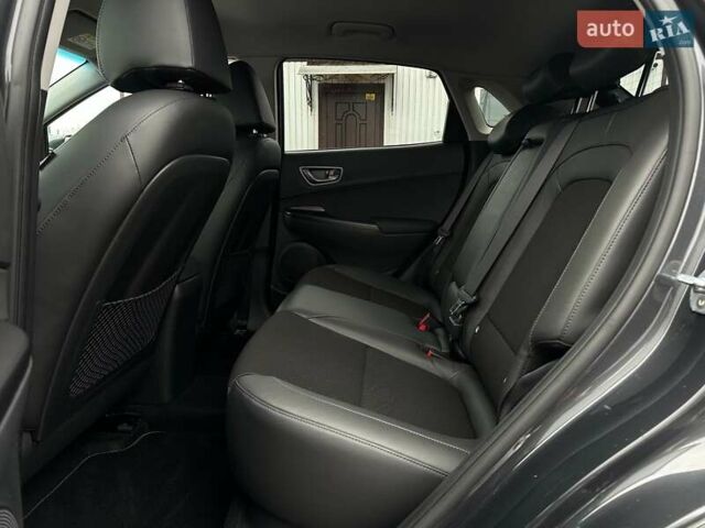 Серый Хендай Kona Electric, объемом двигателя 0 л и пробегом 65 тыс. км за 19900 $, фото 80 на Automoto.ua