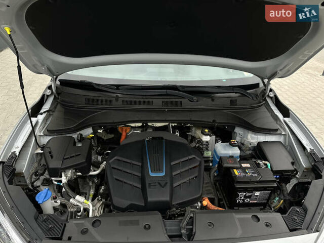 Серый Хендай Kona Electric, объемом двигателя 0 л и пробегом 63 тыс. км за 18450 $, фото 15 на Automoto.ua