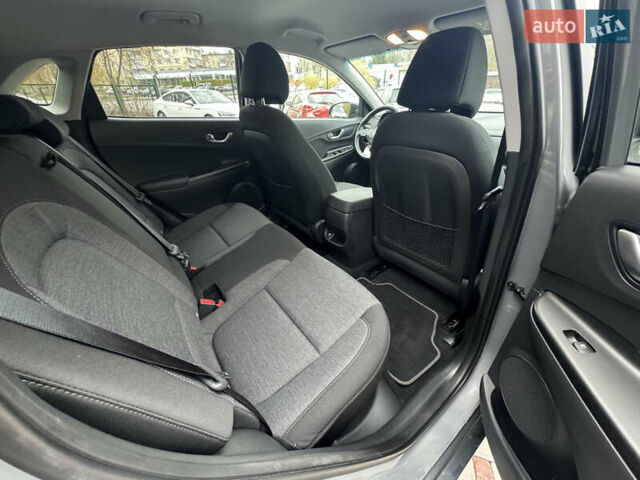 Серый Хендай Kona Electric, объемом двигателя 0 л и пробегом 65 тыс. км за 17999 $, фото 39 на Automoto.ua