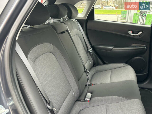 Сірий Хендай Kona Electric, об'ємом двигуна 0 л та пробігом 52 тис. км за 16450 $, фото 60 на Automoto.ua