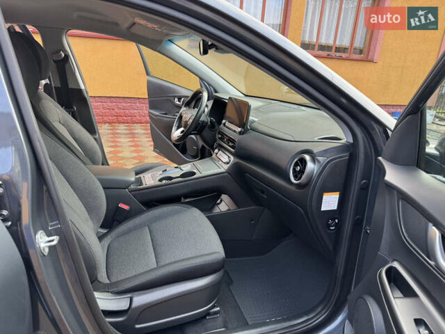 Серый Хендай Kona Electric, объемом двигателя 0 л и пробегом 77 тыс. км за 15999 $, фото 18 на Automoto.ua