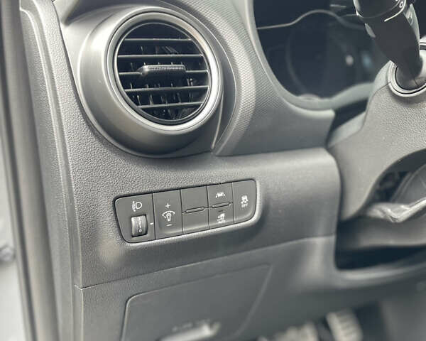 Серый Хендай Kona Electric, объемом двигателя 0 л и пробегом 47 тыс. км за 15950 $, фото 14 на Automoto.ua