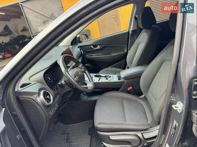 Серый Хендай Kona Electric, объемом двигателя 0 л и пробегом 77 тыс. км за 15999 $, фото 14 на Automoto.ua