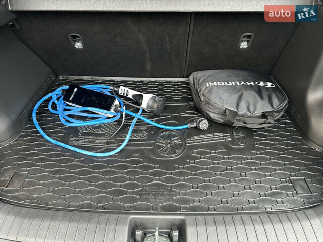 Сірий Хендай Kona Electric, об'ємом двигуна 0 л та пробігом 44 тис. км за 17600 $, фото 38 на Automoto.ua