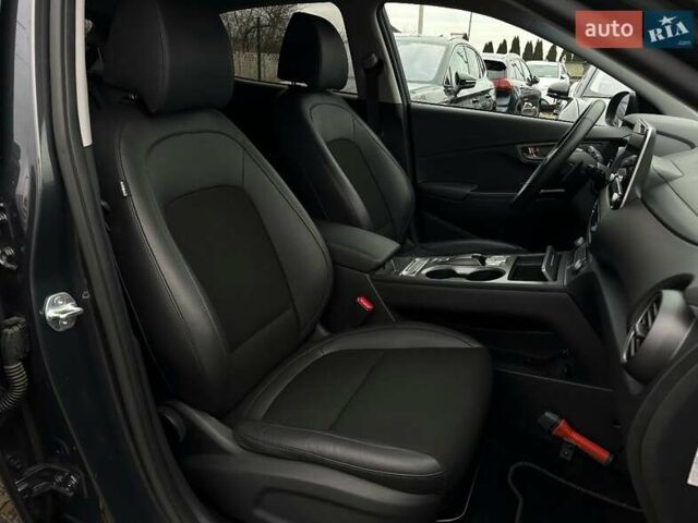 Серый Хендай Kona Electric, объемом двигателя 0 л и пробегом 65 тыс. км за 19900 $, фото 87 на Automoto.ua