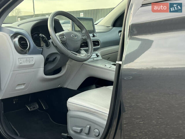 Серый Хендай Kona Electric, объемом двигателя 0 л и пробегом 72 тыс. км за 20154 $, фото 27 на Automoto.ua