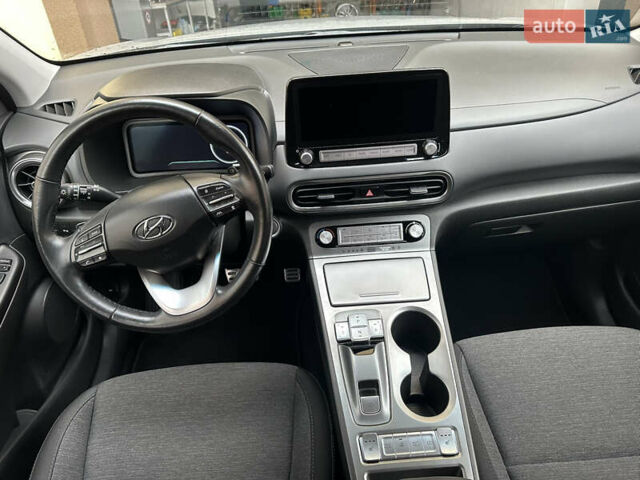 Сірий Хендай Kona Electric, об'ємом двигуна 0 л та пробігом 44 тис. км за 17600 $, фото 41 на Automoto.ua