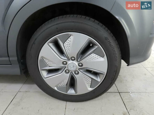 Серый Хендай Kona Electric, объемом двигателя 0 л и пробегом 130 тыс. км за 17950 $, фото 6 на Automoto.ua