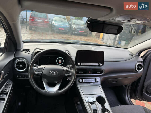 Серый Хендай Kona Electric, объемом двигателя 0 л и пробегом 77 тыс. км за 15999 $, фото 30 на Automoto.ua