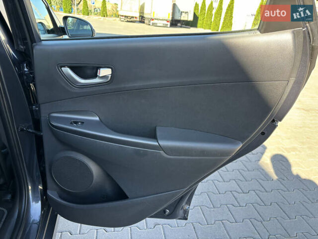 Сірий Хендай Kona Electric, об'ємом двигуна 0 л та пробігом 106 тис. км за 18650 $, фото 52 на Automoto.ua