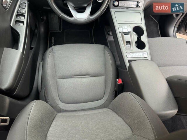 Сірий Хендай Kona Electric, об'ємом двигуна 0 л та пробігом 112 тис. км за 18999 $, фото 27 на Automoto.ua