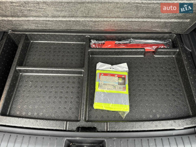 Серый Хендай Kona Electric, объемом двигателя 0 л и пробегом 50 тыс. км за 18500 $, фото 50 на Automoto.ua