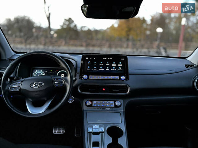 Серый Хендай Kona Electric, объемом двигателя 0 л и пробегом 80 тыс. км за 20700 $, фото 71 на Automoto.ua