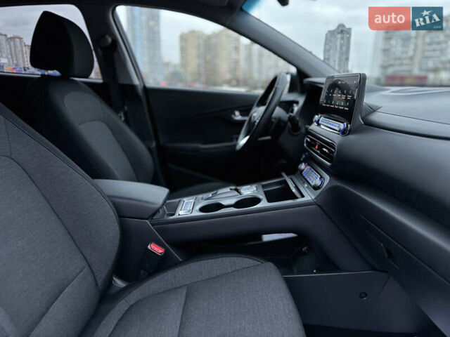Сірий Хендай Kona Electric, об'ємом двигуна 0 л та пробігом 55 тис. км за 18500 $, фото 38 на Automoto.ua