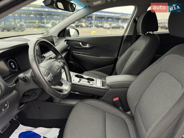Серый Хендай Kona Electric, объемом двигателя 0 л и пробегом 50 тыс. км за 18500 $, фото 30 на Automoto.ua