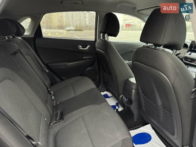 Серый Хендай Kona Electric, объемом двигателя 0 л и пробегом 50 тыс. км за 18500 $, фото 47 на Automoto.ua