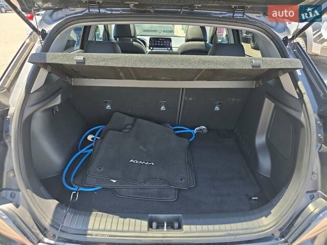 Серый Хендай Kona Electric, объемом двигателя 0 л и пробегом 31 тыс. км за 15000 $, фото 6 на Automoto.ua