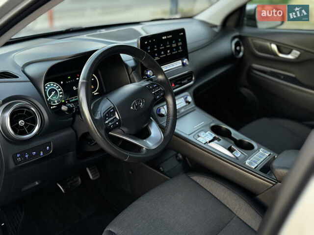 Серый Хендай Kona Electric, объемом двигателя 0 л и пробегом 80 тыс. км за 20700 $, фото 44 на Automoto.ua