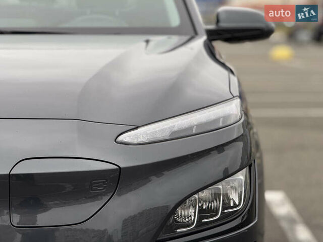 Серый Хендай Kona Electric, объемом двигателя 0 л и пробегом 50 тыс. км за 18500 $, фото 24 на Automoto.ua