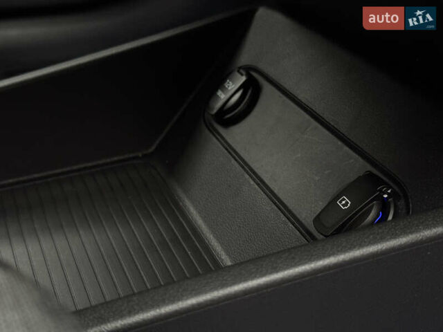 Серый Хендай Kona Electric, объемом двигателя 0 л и пробегом 50 тыс. км за 18500 $, фото 44 на Automoto.ua