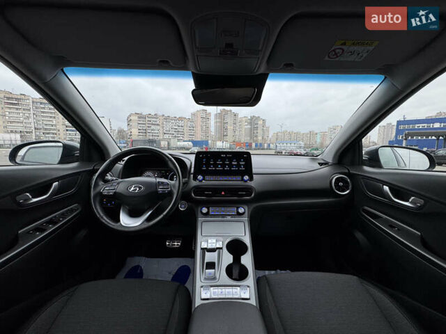Серый Хендай Kona Electric, объемом двигателя 0 л и пробегом 50 тыс. км за 18500 $, фото 2 на Automoto.ua